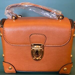 Caramel Colored Crossbody Bag with Structured Shape and Gold Clasp